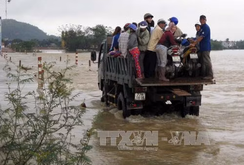 Một người chết, nhiều địa phương bị chia cắt vì mưa lũ ở Bình Định ảnh 1