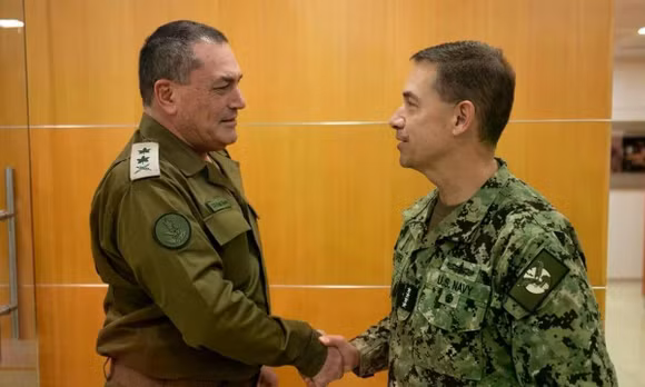 Tư lệnh CENTCOM, Đô đốc Brad Cooper, gặp Tổng Tham mưu trưởng Lực lượng Phòng vệ Israel (IDF), Trung tướng Eyal Zamir, ngày 24/1/2026. Ảnh: IDF