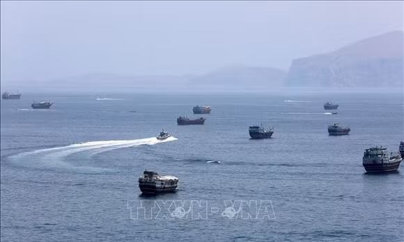 Tàu thuyền di chuyển trên eo biển Hormuz. Ảnh: THX/TTXVN