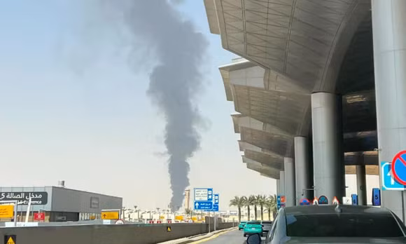 Cột khói bốc lên tại sân bay Riyadh, Saudi Arabia. Ảnh: Tân Hoa Xã