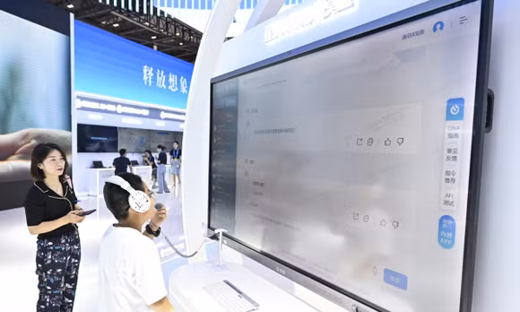 Khách tham quan sử dụng mô hình ngôn ngữ dịch thuật sử dụng AI SparkDesk của iFlytek tại một hội chợ công nghệ. Ảnh: Tân Hoa Xã