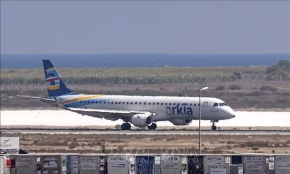 Trong ảnh: Máy bay của hãng hàng không Arkia của Israel. Ảnh: AFP/ TTXVN (Không được phép chia sẻ, sử dụng bởi bên thứ ba)