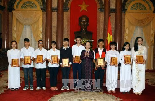 Phó Chủ tịch nước Nguyễn Thị Doan tiếp đại biểu Hội Khuyến học ảnh 1