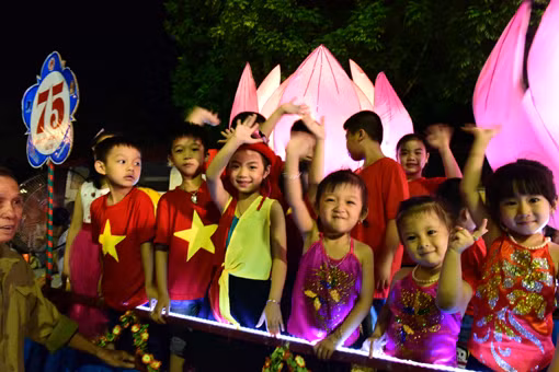 Tuyên Quang: Hàng nghìn người xem rước đèn Trung thu khổng lồ ảnh 15