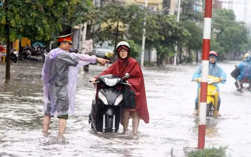 Chân cầu Vĩnh Tuy ngập trong nước ảnh 4