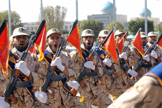 Iran khẳng định sức mạnh quân sự qua duyệt binh ảnh 7