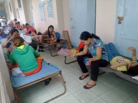 Dịch bệnh vào mùa, bệnh viện quá tải ảnh 1