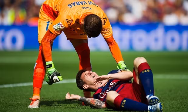 Messi dính chấn thương, nghỉ thi đấu 8 tuần ảnh 1