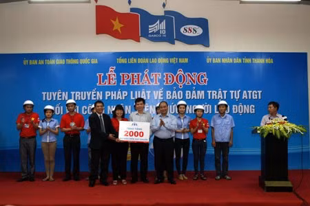 Phát động công nhân, viên chức thực hiện an toàn giao thông ảnh 3