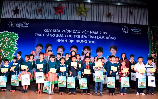 Trao tặng sữa và học bổng cho trẻ em Lâm Đồng ảnh 1