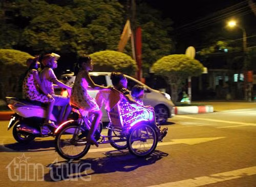 Hiểm họa từ việc đi xích lô "mini" trên đường phố ảnh 1