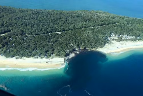 Hố tử thần nuốt nhiều xe, lều ở bãi biển Australia ảnh 1