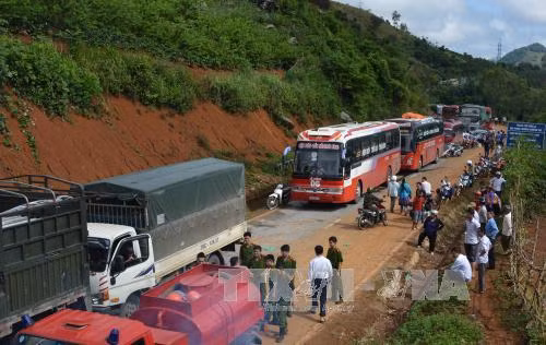 Tắc đường dài hơn 2km dưới chân đèo Sơn La ảnh 1