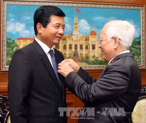 Trao tặng Huy hiệu TPHCM cho Đại sứ Lào tại Việt Nam ảnh 1