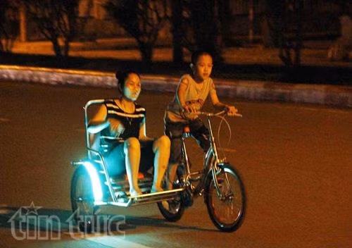 Hiểm họa từ việc đi xích lô "mini" trên đường phố ảnh 2