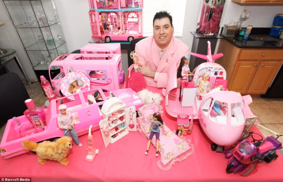 Người đàn ông sưu tập hơn 2.000 búp bê Barbie ảnh 2