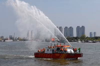 Tàu chữa cháy và cứu hộ hiện đại nhất Việt Nam ảnh 1