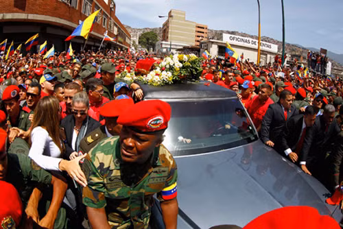 Biển người tiễn đưa di hài cố tổng thống Chavez ảnh 4