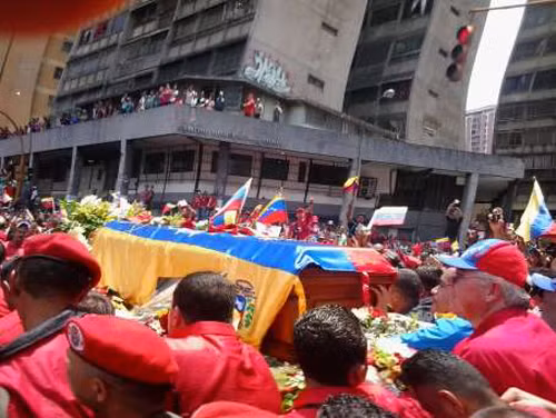 Biển người tiễn đưa di hài cố tổng thống Chavez ảnh 9