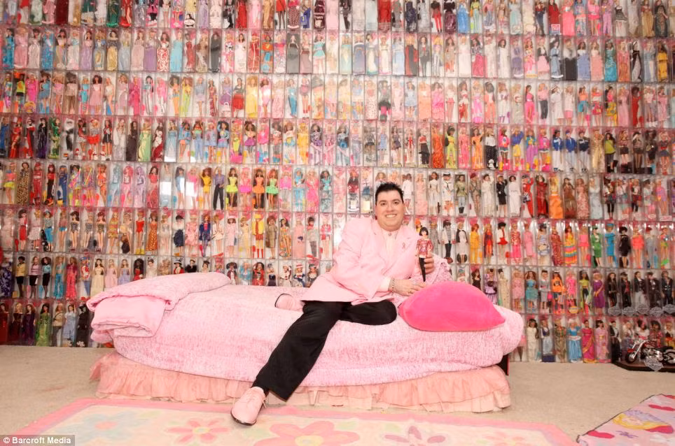 Người đàn ông sưu tập hơn 2.000 búp bê Barbie ảnh 1