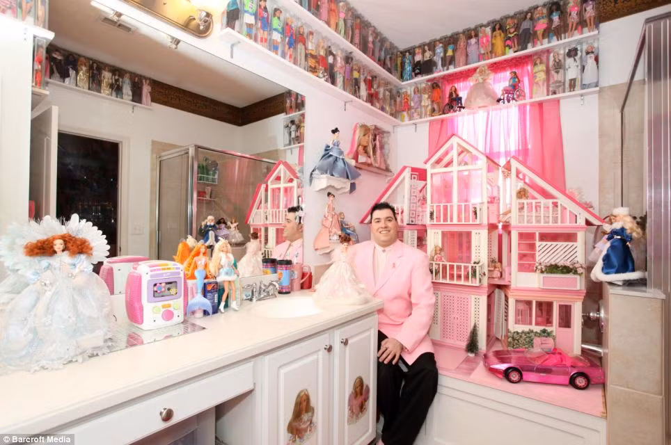 Người đàn ông sưu tập hơn 2.000 búp bê Barbie ảnh 3