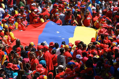 Tuần hành rầm rộ ủng hộ Tổng thống Chavez ảnh 1