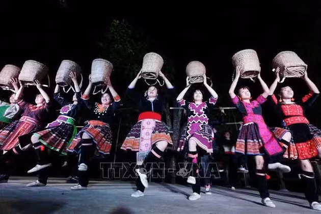 Để trang phục truyền thống dân tộc thực sự 'sống' cùng thời đại