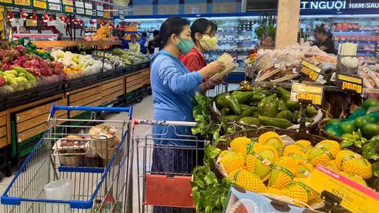 Người tiêu dùng thận trọng, doanh nghiệp gồng mình trong khó khăn