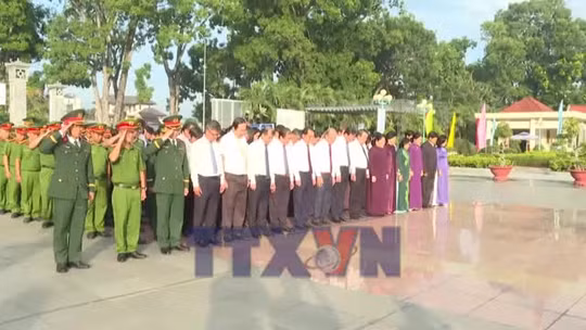 Tri ân những người nằm xuống, viết tiếp khát vọng non sông