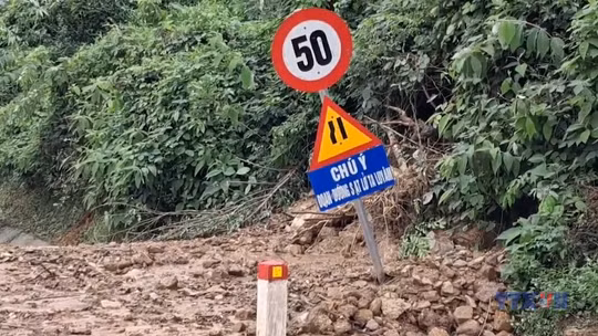 Tuyến đường độc đạo đi Cửa khẩu Quốc tế Nậm Cắn tê liệt vì sạt lở đất