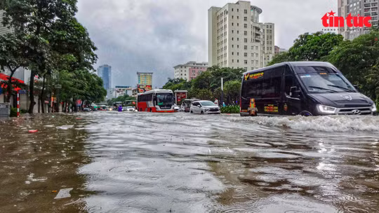 Tuần từ 13 - 19/10: Miền Bắc chưa dứt lũ đã đón không khí lạnh – Cả nước bước vào tuần mưa dông