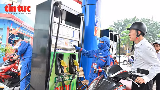 Ghi nhận ngày đầu bán xăng E10 trên cả nước