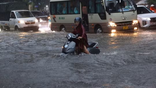 Sáng 7/10, Hà Nội mưa lớn kéo dài, cảnh báo ngập lụt