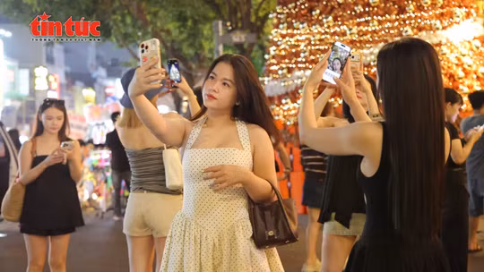 Giới trẻ hào hứng check-in tại những điểm trang trí Giáng sinh rực rỡ