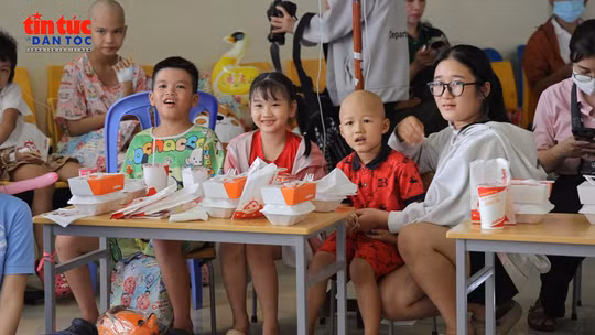 Nơi hành lang bệnh viện thắp lên niềm vui cho bệnh nhi ung thư
