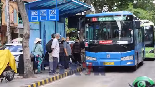 Người dân hào hứng trong ngày đầu miễn vé xe buýt