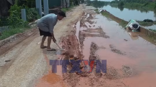 Dự án Xử lý sự cố sạt lở đê tả sông Càn chưa hoàn thành gây khó khăn cho người dân