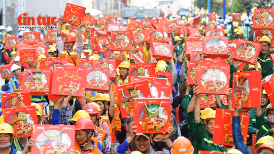 Tri ân người lao động trên công trường xây dựng dịp Tết Bính Ngọ