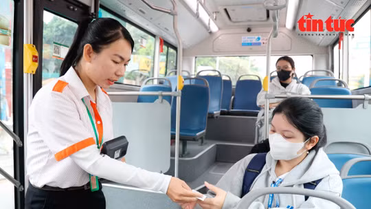 Người dân TP Hồ Chí Minh hài lòng vì sự tiện dụng của xe buýt điện