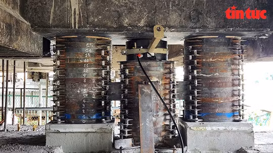 Hơn 100 kích thủ lực nâng tĩnh không cầu Bình Triệu 1 lên hơn 1m.