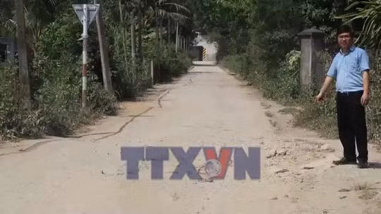 Người dân mòn mỏi chờ hoàn trả đường dân sinh