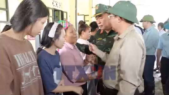 Phó Thủ tướng chia sẻ mất mát với bà con Mường Than