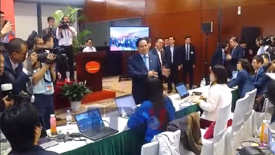 Thủ tướng thăm Trung tâm Báo chí Đại hội XIV của Đảng