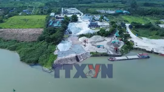 Ngang nhiên xả thải ra sông Đuống
