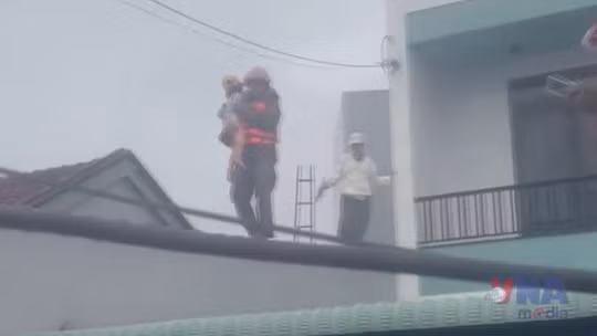 Di dời thêm nhiều người dân vùng lũ 