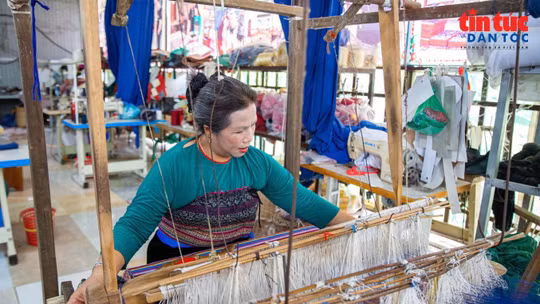 Điểm tựa cho người yếu thế từ nghề dệt thổ cẩm