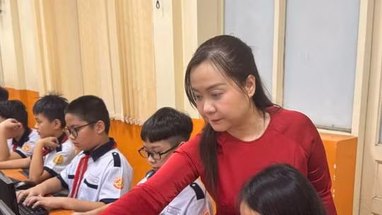 Từ tấm thiệp AI của học trò đến danh hiệu Nhà giáo dục số 2025 