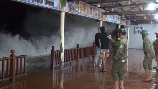 Sóng biển dâng cao làm sạt lở kè ven biển Mũi Né, nhiều khu vực phải di dời