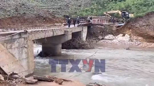 Lắp cầu dầm thép qua cầu Nước Bao bị lũ cuốn trôi