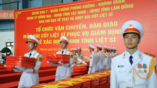 Máy bay quân sự đưa 13.563 mẫu hài cốt liệt sĩ ra Hà Nội giám định ADN.